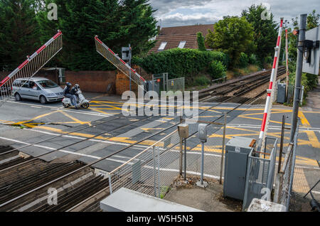 Les obstacles qui bloquent la circulation routière sont en hausse pour autoriser le trafic à débit comme un train est passé par. Banque D'Images