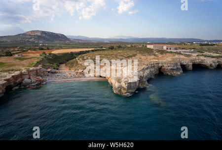 Vue aérienne du drone sur Spilies beach et roches côtières avec des grottes de la mer de Crète, Grèce, préfecture de Rethymnon. Banque D'Images