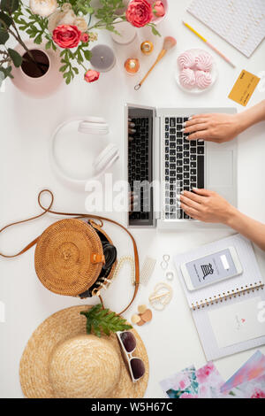 Sommaire des mains de jeunes femmes ou de businesswoman laptop clavier Banque D'Images