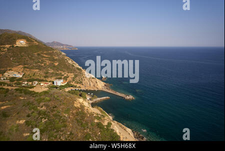 Vue aérienne du drone sur cretan village méditerranéen Almirida et mer. Crète, Grèce, préfecture de Rethymnon. Banque D'Images