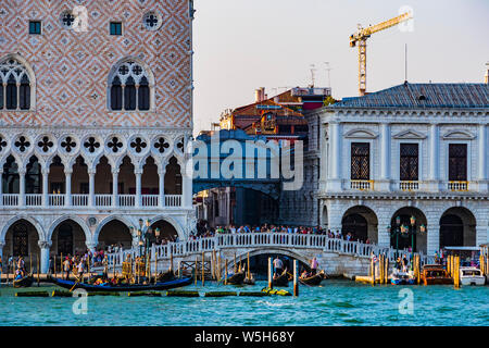 Italie, Venise - 5 septembre, 2018 : une série d'images de marcher le long des canaux de Venise, dans le contexte de l'architecture paysage de la c Banque D'Images