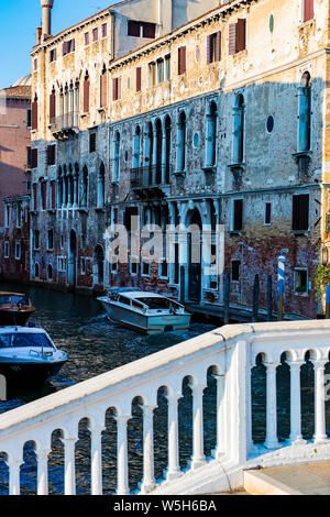 Italie, Venise - 5 septembre, 2018 : une série d'images de marcher le long des canaux de Venise, dans le contexte de l'architecture paysage de la c Banque D'Images