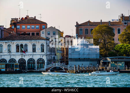 Italie, Venise - 5 septembre, 2018 : une série d'images de marcher le long des canaux de Venise, dans le contexte de l'architecture paysage de la c Banque D'Images