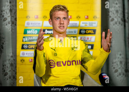 Bad Ragaz, Suisse. 29 juillet, 2019. Camp d'entraînement de football, Borussia Dortmund, Dortmund : Julian Brandt parle aux journalistes pendant la tournée des médias. Crédit : David Inderlied/dpa/Alamy Live News Banque D'Images