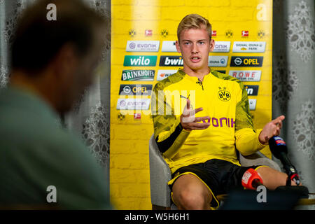 Bad Ragaz, Suisse. 29 juillet, 2019. Camp d'entraînement de football, Borussia Dortmund, Dortmund : Julian Brandt parle aux journalistes pendant la tournée des médias. Crédit : David Inderlied/dpa/Alamy Live News Banque D'Images