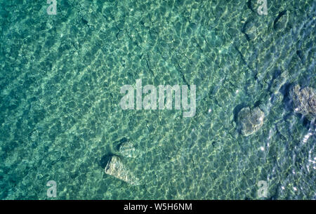 Vue aérienne du drone sur les récifs sous-marins en Méditerranée près de Kalo Horafi Vrahi et plages avec de l'eau clair transparent. Crète, Grèce, Rethym Banque D'Images