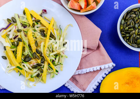 L'été frais sain Salade de fruits à la mangue avec Apple le chou et vinaigrette au gingembre Banque D'Images