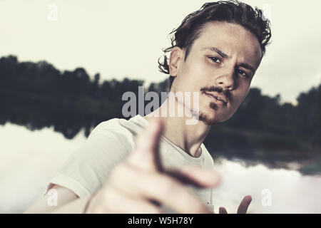 Portrait d'une élégante brutalité guy agressivement à la recherche dans l'appareil photo. photo en noir et blanc.. la photo selfies guy défis l'adversaire provoque. Banque D'Images