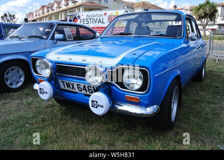 Un 1974 Ford Escort Mk1 stationné jusqu'à la Riviera Classic Car Show, Paignton, Devon, Angleterre. UK. Banque D'Images