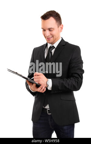 Un portrait d'un jeune homme vêtu de vêtements d'affaires, écrit sur un presse-papiers, isolé sur fond blanc. Banque D'Images