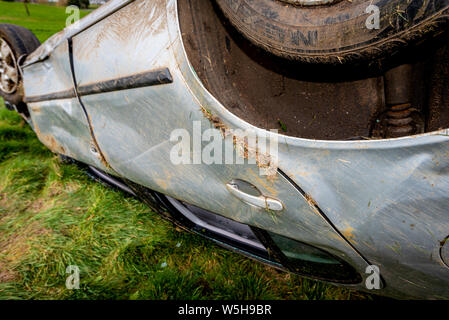 Accident de voiture. Les jeunes conducteurs de véhicules renversés. Non fatals accident causé par l'excès de vitesse et de la pluie. Le pilote inexpérimenté / Rural Crime / voiture volée / RTC. UK Banque D'Images