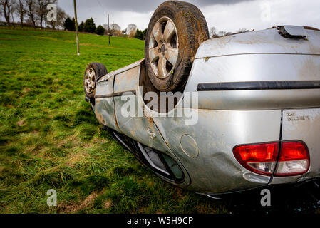 Accident de voiture. Les jeunes conducteurs de véhicules renversés. Non fatals accident causé par l'excès de vitesse et de la pluie. Le pilote inexpérimenté / Rural Crime / voiture volée / RTC. UK Banque D'Images