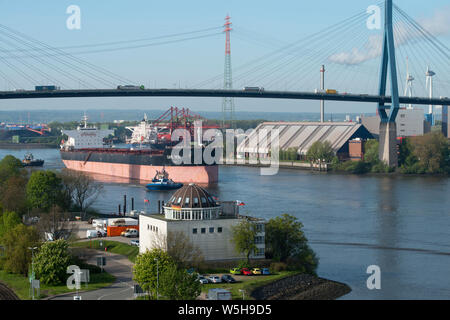 Allemagne, Hambourg, rivière Süderelbe, port et pont Köhlbrand , remorqueur et déchargés Vraquier Cape Veni de charbon ou de transport du minerai , derrière l'éolienne Enercon à Altenwerder / Deutschland, Hambourg, Süderelbe, Köhlbrandbrücke, Schlepper und Kohle für Schüttgut Frachter Erz oder vom Hansaport kommend Transport Banque D'Images