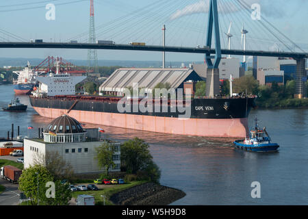 Allemagne, Hambourg, rivière Süderelbe, port et pont Köhlbrand , remorqueur et déchargés Vraquier Cape Veni de charbon ou de transport du minerai , derrière l'éolienne Enercon à Altenwerder / Deutschland, Hambourg, Süderelbe, Köhlbrandbrücke, Schlepper und Kohle für Schüttgut Frachter Erz oder vom Hansaport kommend Transport Banque D'Images