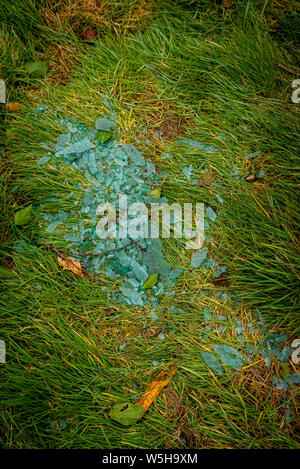 Accident de voiture. Les jeunes conducteurs de véhicules renversés. Non fatals accident causé par l'excès de vitesse et de la pluie. Le pilote inexpérimenté / Rural Crime / voiture volée / RTC. UK Banque D'Images