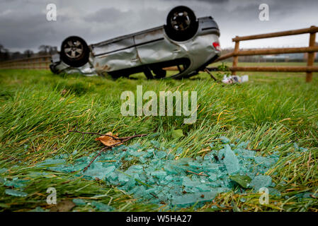 Accident de voiture. Les jeunes conducteurs de véhicules renversés. Non fatals accident causé par l'excès de vitesse et de la pluie. Le pilote inexpérimenté / Rural Crime / voiture volée / RTC. UK Banque D'Images