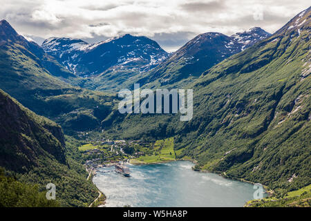 Fjord de Geiranger, belle nature de la Norvège. Il se trouve à 15 kilomètres de 9,3 mi long branch off du Sunnylvsfjorden, qui est une des branches de l'Storfjorden Banque D'Images