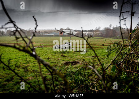 Accident de voiture. Les jeunes conducteurs de véhicules renversés. Non fatals accident causé par l'excès de vitesse et de la pluie. Le pilote inexpérimenté / Rural Crime / voiture volée / RTC. UK Banque D'Images