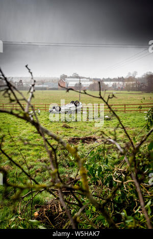 Accident de voiture. Les jeunes conducteurs de véhicules renversés. Non fatals accident causé par l'excès de vitesse et de la pluie. Le pilote inexpérimenté / Rural Crime / voiture volée / RTC. UK Banque D'Images
