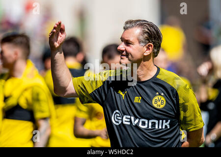 Bad Ragaz, Suisse. 29 juillet, 2019. Le soccer, le camp de formation : Borussia Dortmund Dortmund's sports directeur Michael Zorc accueille les fans. Crédit : David Inderlied/dpa/Alamy Live News Banque D'Images