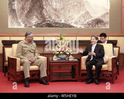 (190729) -- BEIJING, 29 juillet 2019 (Xinhua) -- Guo Shengkun, membre du Bureau politique du Parti communiste chinois (PCC) Comité Central et chef de la Commission pour les affaires politiques et juridiques du Comité central du PCC, rencontre le président du Pakistan de l'état-major interarmées Zubair Mahmood Comité Hayat à Beijing, capitale de Chine, le 29 juillet 2019. (Xinhua/Ding Haitao) Banque D'Images