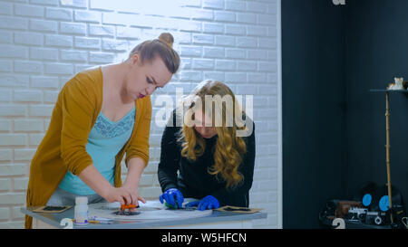 Les femmes designers décorateurs, cercle en bois peinture decoration Banque D'Images