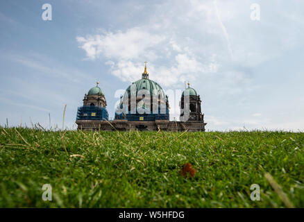 29 juillet 2019, Berlin : une bande de lumière de nuages s'exécute sur la cathédrale de Berlin. Photo : Paul Zinken/dpa/ZB Banque D'Images