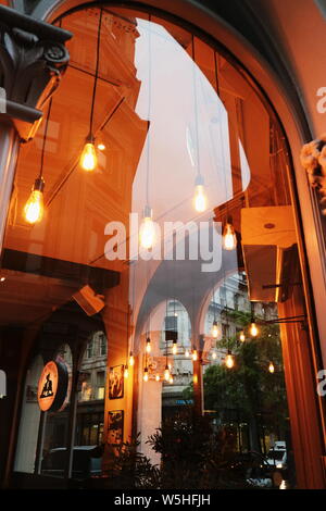 L'intérieur d'un café-restaurant londres tourné à travers une fenêtre. Banque D'Images