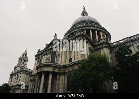 La Cathédrale Saint-Paul à Londres, Royaume-Uni tourné en un faible angle de vue. Banque D'Images