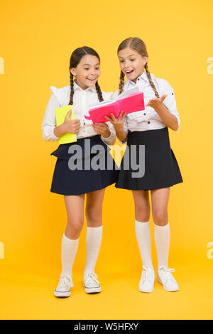 La rédaction d'un journal pour les enfants. La lecture et l'écriture. retour à l'école. Des camarades de classe de book store ou bibliothèque. projet travailler ensemble. littérature leçon. heureux les filles étudient avec le bloc-notes. les petites filles enfants avec réserve. Banque D'Images