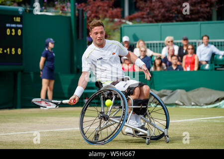 Alfie Hewett de go en action lors d'un match de tennis en fauteuil roulant au cours des championnats de Wimbledon , 2019 Banque D'Images