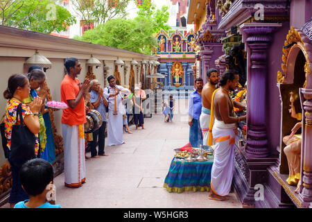 Fidèles et prêtres hindous de prendre part à la cérémonie religieuse dans la Sri Krishnan Temple à Singapour Banque D'Images