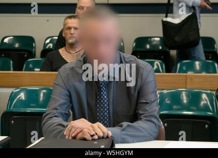 29 juillet 2019, Berlin : un policier de Berlin est assis dans une pièce du Tribunal de district avant le début du procès. Le 51-year-old a à répondre devant les tribunaux pour possession illégale de deux anneaux de céder. Selon le ministère public, la même personne est soupçonnée de conduite d'un homme âgé de 21 ans tandis que la voiture sous l'influence de l'alcool au volant d'une voiture de patrouille, il y a un an et demi, ce qui a blessé mortellement sa. Dans ce cas, les enquêtes sont plus attendus. Photo : Paul Zinken/DPA - ATTENTION : La personne était pixelisées pour des raisons juridiques par ordre de l'avocat Banque D'Images