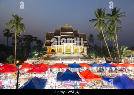 Luang Prabang, Laos - Mai 2019 : marché nocturne avec palais royal et du musée national sur l'arrière-plan. Banque D'Images