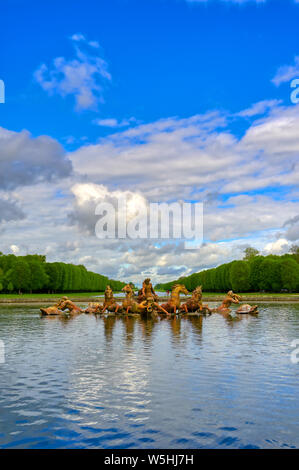 Versailles, France - 24 Avril 2019 : La Fontaine d'Apollon dans le jardin du château de Versailles sur une journée ensoleillée à l'extérieur de Paris, France. Banque D'Images