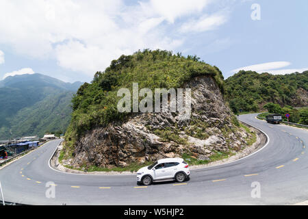 Sapa, Vietnam - Mai 2019 : blanc crossover voiture roulant sur route de montagne sinueuse col de Tram Ton, Fansipan Banque D'Images