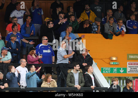 Les partisans d'Ipswich Town réagir - Cambridge United v Ipswich Town, amical d'avant saison, stade Abbey, Cambridge - 27 juillet 2019 Banque D'Images