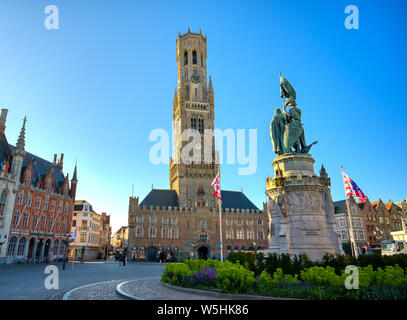 Le beffroi de Bruges situé dans la place du marché de Bruges (Brugge), Belgique. Banque D'Images