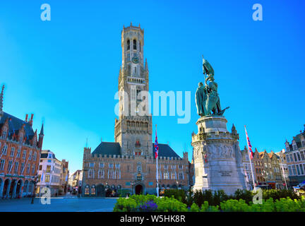 Le beffroi de Bruges situé dans la place du marché de Bruges (Brugge), Belgique. Banque D'Images