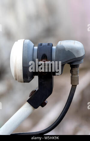 De LNB antenne satellite installé avec le plat. Banque D'Images