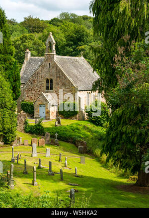 Eglise paroissiale de Humbie, East Lothian, Écosse, Royaume-Uni le jour d'été ensoleillé avec de vieux graviers dans le cimetière Banque D'Images