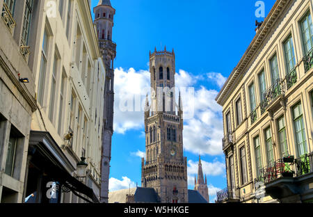 Le beffroi de Bruges situé dans la place du marché de Bruges (Brugge), Belgique. Banque D'Images