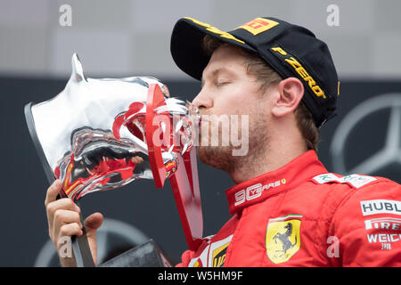 Sebastian Vettel (GER, Scuderia Ferrari Winnow Mission) embrasse le trophée de la deuxième place, cérémonie de remise du prix, deuxième, 2e place, le geste, le geste, la jubilation, encourager, applaudir, joie, Cheers, célébrer, buste droit, la race sur 28.07.2019, Formule 1, Grand Prix d'Allemagne à Hockenheim / Allemagne à partir de 26.07. - 28.07.2019, saison2019, dans le monde d'utilisation | Banque D'Images