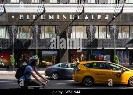 La ville de New York, vue de la façade de Bloomingdale's department store sur East 60th Street, Upper Midtown, New York City, USA. Banque D'Images