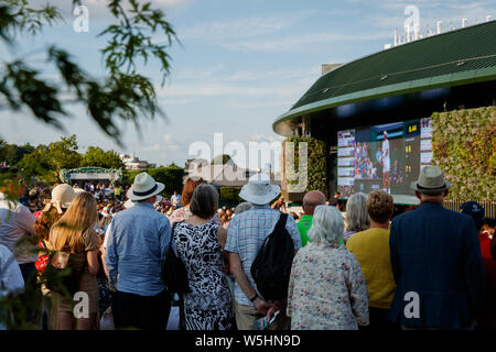 Fans et spectateurs sur Henman Hill , Murray Mound ou Aorangi Hill avec le grand écran sur la Cour n° 1 durant les championnats de Wimbledon 2019. Banque D'Images