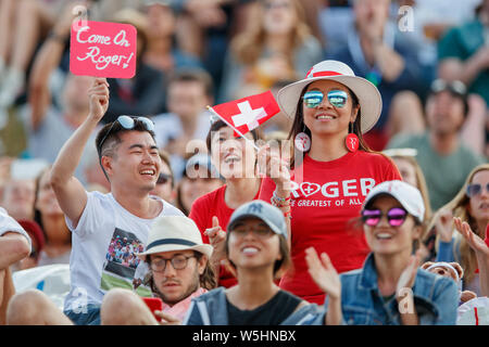 Roger Federer fans et spectateurs sur Henman Hill Murray Mound ou Aorangi Hill durant les championnats de Wimbledon 2019. Banque D'Images