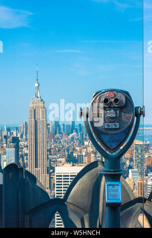 Tourisme à New York, vue d'un télescope situé sur la plate-forme d'observation du Rockefeller Center de Manhattan, New York City, USA. Banque D'Images