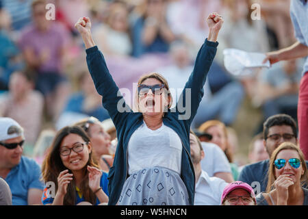 Spectateurs sur Henman Hill Murray Mound ou Aorangi Hill durant les championnats de Wimbledon 2019. Banque D'Images