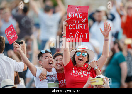 Roger Federer fans et spectateurs sur Henman Hill Murray Mound ou Aorangi Hill durant les championnats de Wimbledon 2019. Banque D'Images