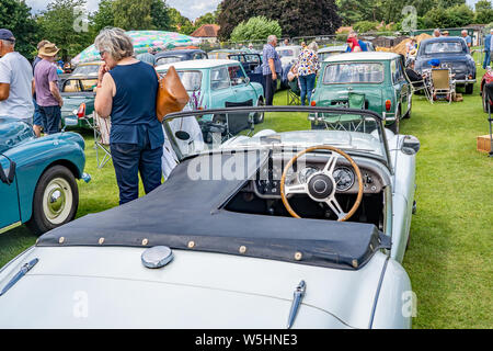 La vue arrière d'un livre blanc open top Triumph voiture de sport sur l'affichage lors de l'Assemblée classic car show à Wroxham, Norfolk, UK Banque D'Images